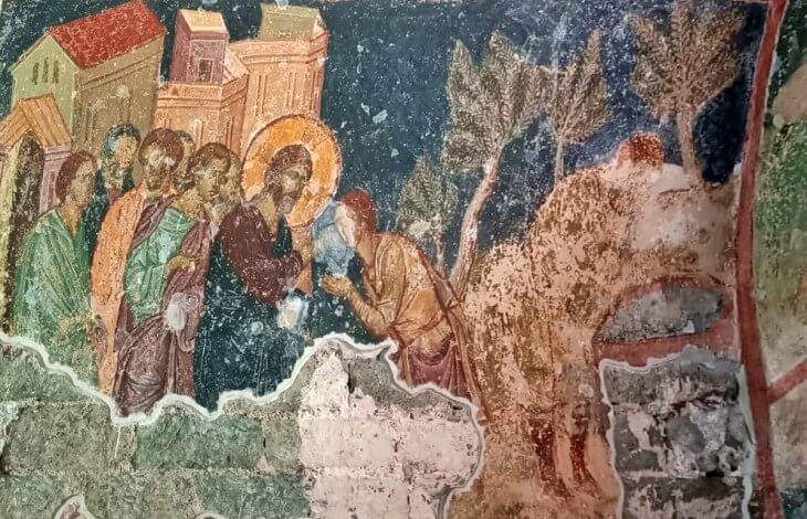 Trabzon Ayasofya batı narteksindeki fresklerde yer alan ‘Körün Gözlerinin İyileştirilmesi’ sahnesi; İsa’nın mucizesini ve etrafındaki havarileri gösteren erken dönem Bizans duvar resmi.